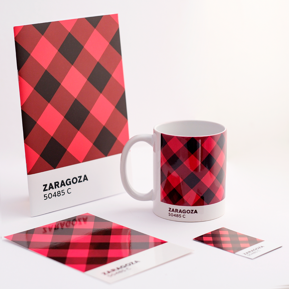 Bodegón Colección Cachirulo de Zaragoza: taza, tote bag, imán, postal y cuaderno rojo y negro
